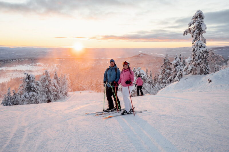 Twee skiërs op de pistes van Idre Fjäll in Zweden