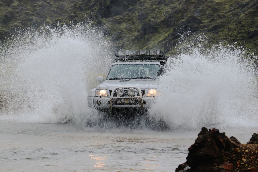 Met een4x4 jeep door de rivier op IJsland