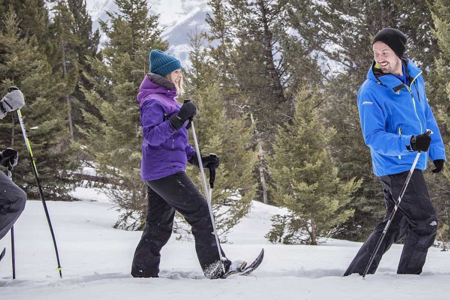 Wandelaars tijdens een sneeuwschoenwandeling naar Paint Pots in Canada