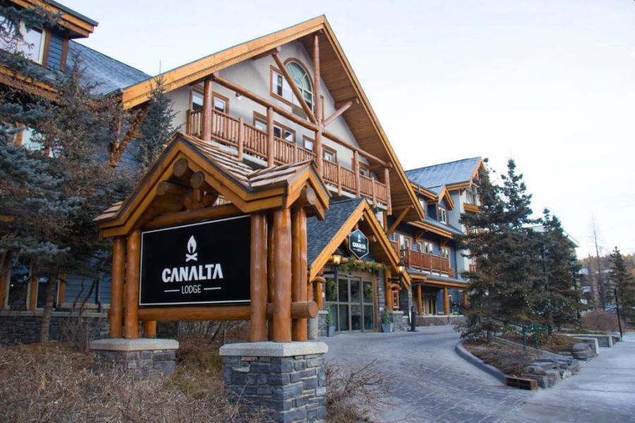 Vooraanzicht van de Canalta Lodge tijdens een wintersport reis in Banff, Canada