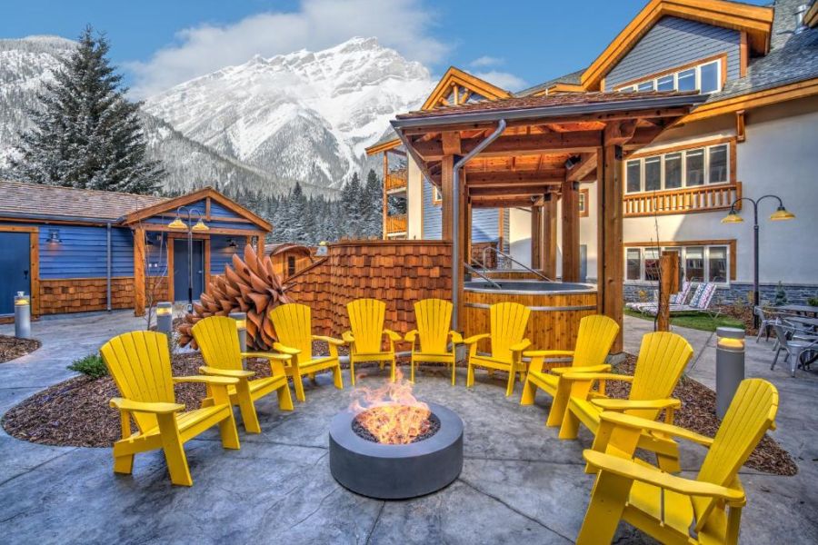 Terras met vuurpit bij Canalta Lodge in Banff, Canada