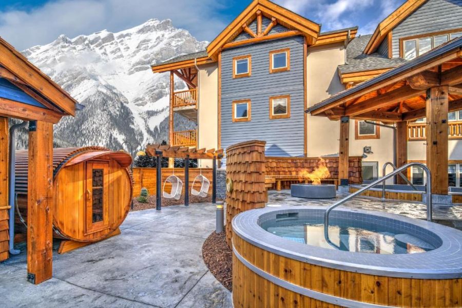 Het terras met sauna en hot tub bij Canalta Lodge tijdens een wintersport reis in Banff, Canada