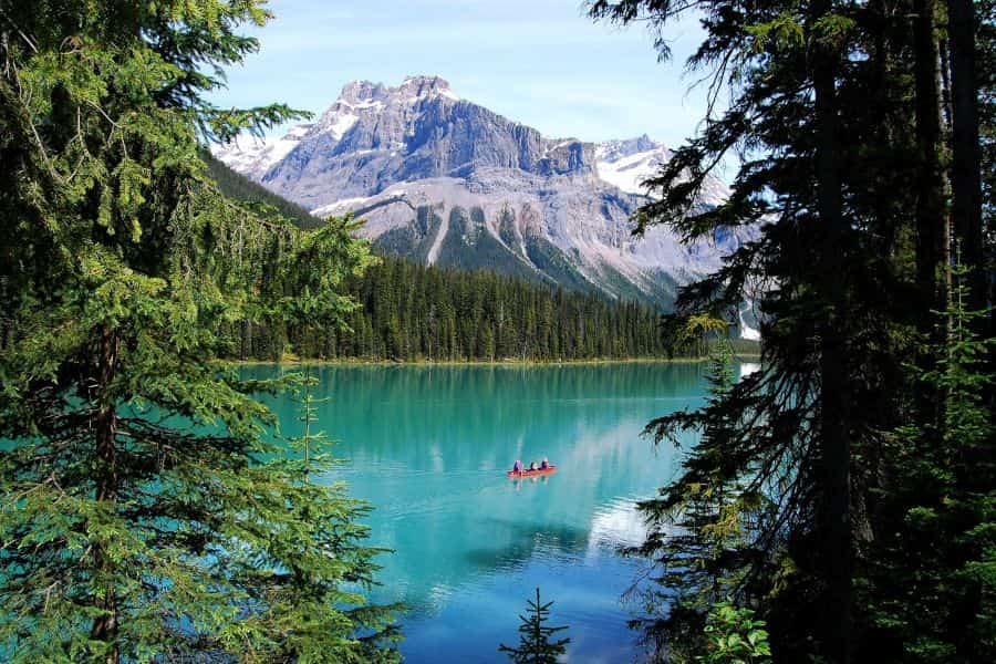 Kano op Emerald Lake in British Columbia in Canada.