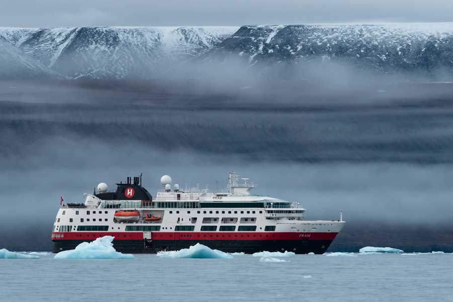 MS Fram in de Noordwest Passage