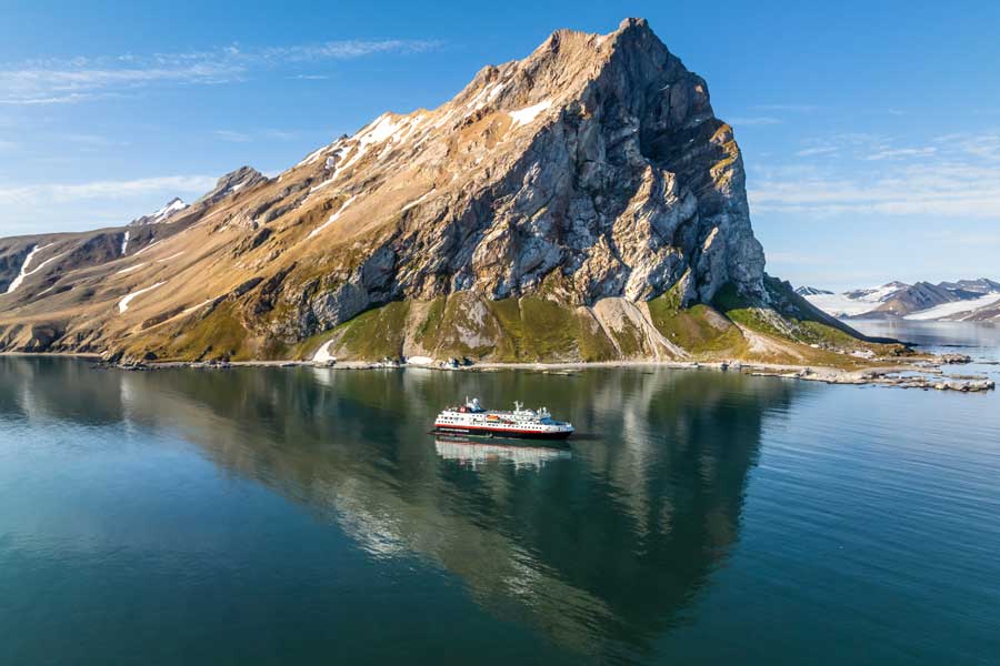 MS Spitsbergen langs de kust van Spitsbergen