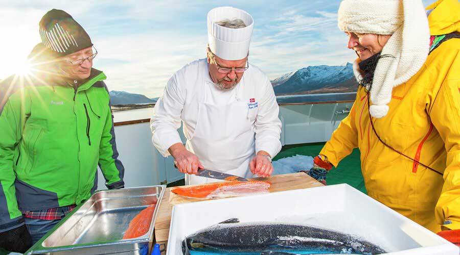 Hurtigruten, fileerles aan dek: verse zalm