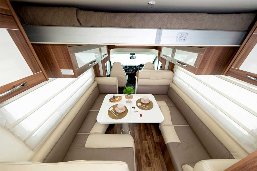 Salon en slaapgelegenheid Type D Luxe camper vanaf Ireland West Airport Knock