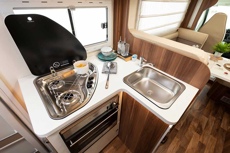 Keuken Type D Luxe camper vanaf Ireland West Airport Knock