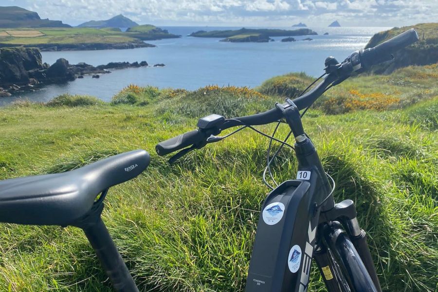 Een e-bike dat op een standaard staat met uitzicht op een klif