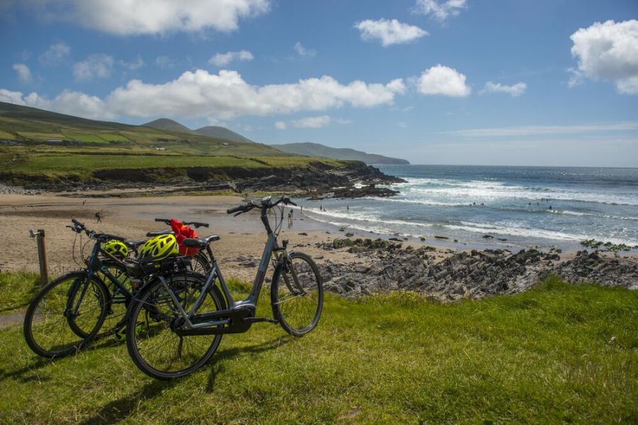 Drie fietsen op een standaard bij de kust in Kerry