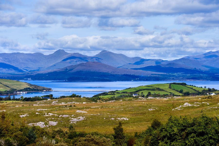 De bergen van de Kerry Way met op de voorgrond het meer van Killarney