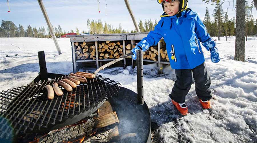 Worstjes grillen op de piste, Idre Fjäll Zweden