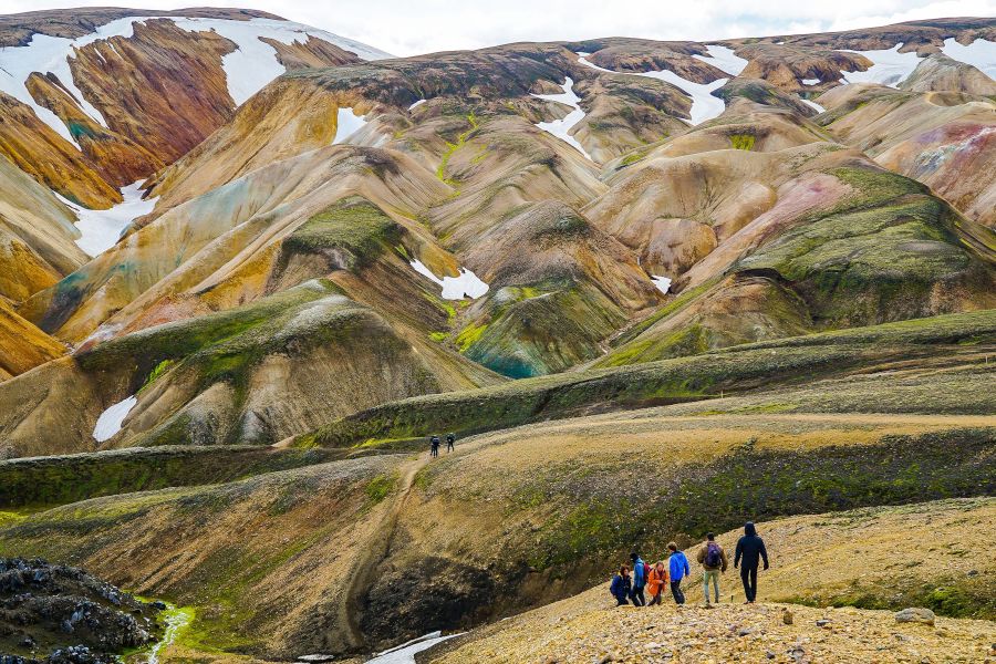 Landmannalaugar wandelaar IJsland hooglanden