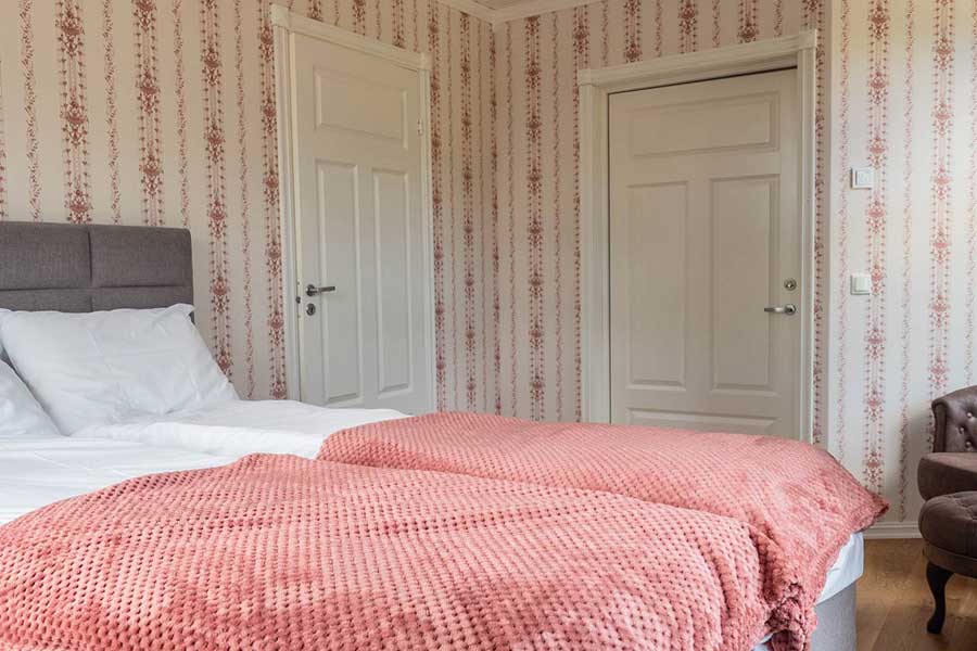 Kingsizebed in hotelkamer Sætra, Villa Fregn