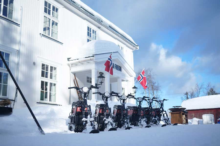 Moonbikes in de sneeuw voor Villa Fregn