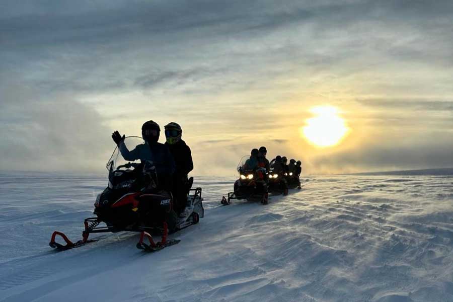 Sneeuwscooters op de berg in Sälen