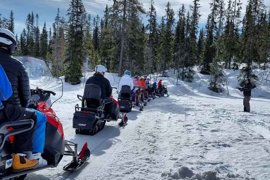 Instructies worden uitgelegd voorafgaand aan de sneeuwscootertocht