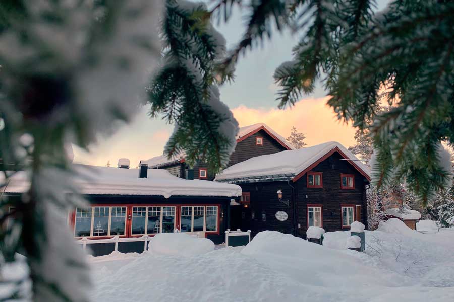 Voorkant van Olarsgården Hotel in de winter