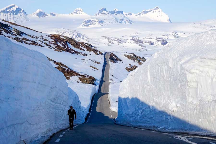 De weg over de Sognefjell in juni