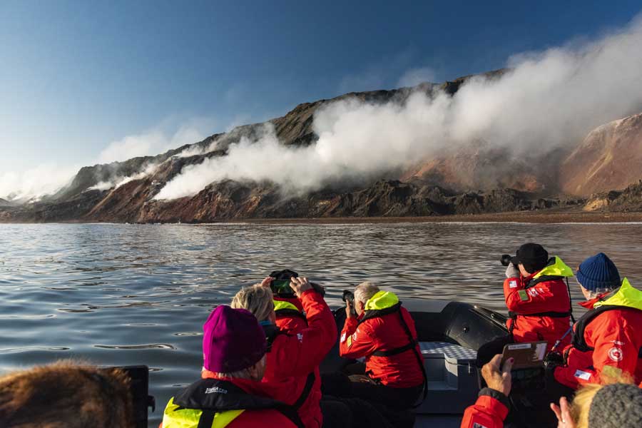 Smoking Hills met zodiac expeditieboot