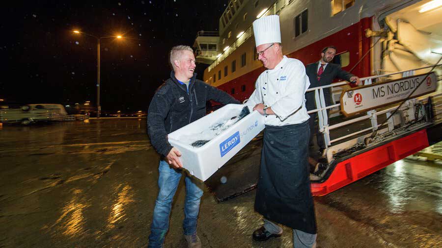 Hurtigruten, zalm geleverd aan de kade, MS Nordlys